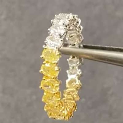 oval-cut eternity ring, a masterpiece of versatility and luxury. Crafted in radiant 18k gold,