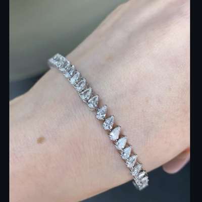 Natural White Diamond Pear Shape Diamond bracelet  Set in 18k Gold with VS-SI clarity