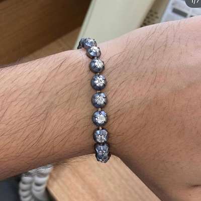  vintage bracelet, crafted in rich 18k gold and set with white old cut diamonds 