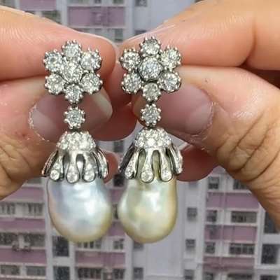 Two baroque pearls hang victorian-inspired danglers | 4.09 cts of diamonds | 10.18g |