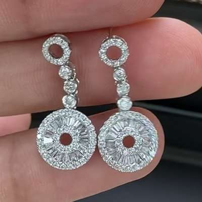 White diamond dangling earings in 18k gold