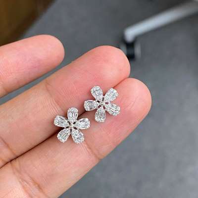 White diamond flower shspe earings in 18k gold