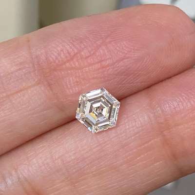 0.91ct natural K color hexagon shape diamond, featuring a VVS2 clarity.