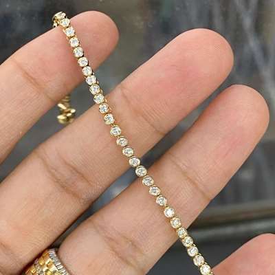 natural White Diamond Tennis Bracelet in 18k Yellow Gold.