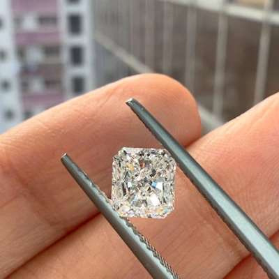 A beautiful 1ct GIA certified natural F Color IF Clarity Radiant shape diamond.