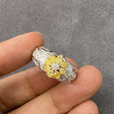 Natural Yelllw & White Diamond Ring in 18k Gold.