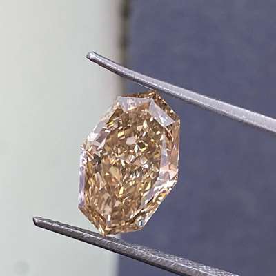 3.18cts natural peachy-brown hue. This stunning gemstone features VVS2 clarity and an exquisite octagonal modified cut