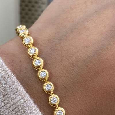 Stunning white diamond tennis bracelet with Bezel setting in 18k gold