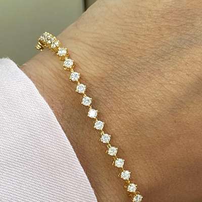 A gorgeous white diamond tennis bracelet in 18k gold