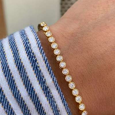 A stunning white diamond tennis bracelet in 18k gold 