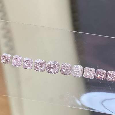 This stunning diamond layout features 10 pieces of natural brownish pink diamonds, totaling 1.68 carats, in a delightful mix of shapes. With VS-SI clarity,