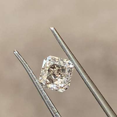 1.02cts GIA certified Natural O-P range, Very light brown VS2 clarity radiant shape diamond 