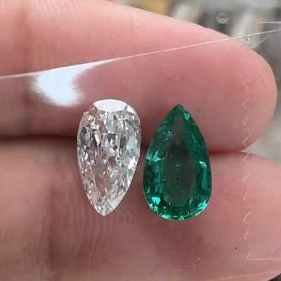 1.06ct Natural Zambian Pear shaped Emerald Gemstone with 0.97ct GIA Natural G colour VS2 Clarity Pear diamond suitable for a Great Toi Et Moo Layout 