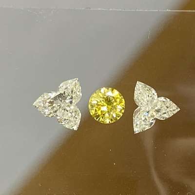 0.23cts Natural vivid yellow si2 clarity round brilliant cut diamond with 0.63cts total weight pair of natural J color vs-si clarity flower shape diamond layout