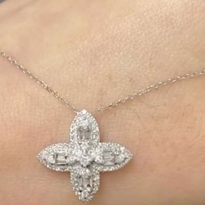 0.45cts Natural GH colour SI I clarity round brilliant diamonds set in 18 K white gold Necklace