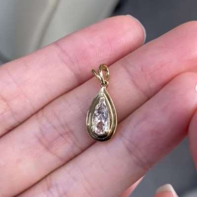 0.30ct NATURAL F COLOR VVS1 ELONGATED OLD ANTIQUE CUT PEAR DIAMOND PENDANT IN 18K YELLOW GOLD
