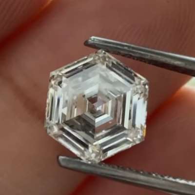  A 1.55ct GIA certified natural hexagon, cut with such precision that every edge feels deliberate.