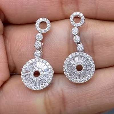 Natural GH Colour Si clarity round diamonds set in 18 k White Gold