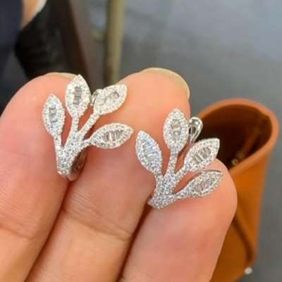 Natural GH SI-I diamonds set in 18 K white gold Earrings