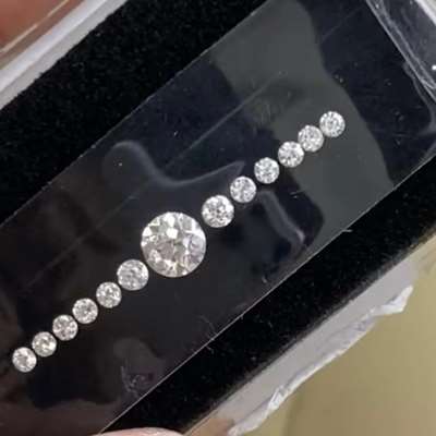 1.24-carat total weight natural old-cut diamond layout,magnificent 0.70-carat center diamond boasting an I color and SI2 clarity N SIDE DIAMOND  in G-H color and SI clarity,