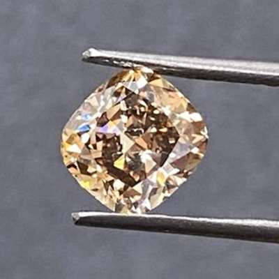  1.57 carat natural honey brown diamond is pure golden magic! 🍯💛 Cut in a classic cushion shape and paired with VVS2 clarity