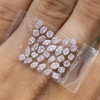 3.05ct layout of 32pcs natural very light pink diamonds With VS–SI clarity
