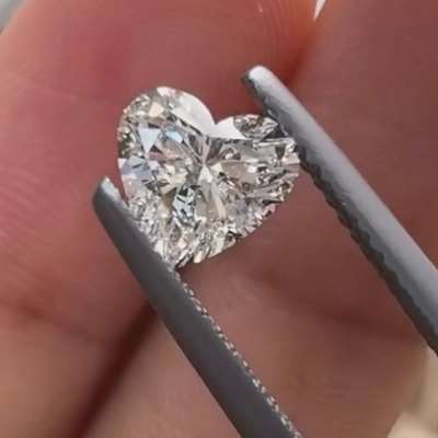 A dazzling 0.9ct GIA-certified natural HEART diamond. vvs1 clarity j coloue
