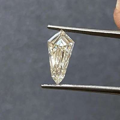  1.07ct natural very light champagne brown kite shape diamond ,vvs2 clarity