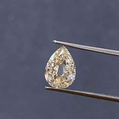 A 1.01 ct pear-shaped treasure in natural light peachy brown, with the softness of peach With VS2 clarity