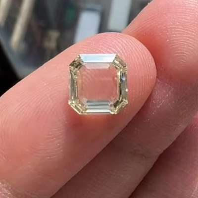 A 1.52ct Gia certified Y to Z range VVS2 clarity, it is super spread square portrait cut diamond. 
