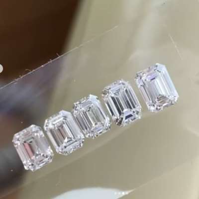2.76 carats, perfectly matched in a brilliant HI color range and clean VS–SI clarity diamond layout